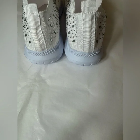 NWOT Women’s Slip-On Sneakers With Rhinestones Accents Lightweight White Size 8 - Picture 7 of 9